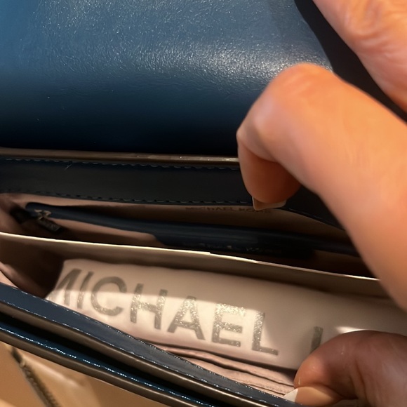 Michael Kors Leather Quilted Pyramids Gusset
Clutch Crossbody steel blue new - Picture 8 of 10